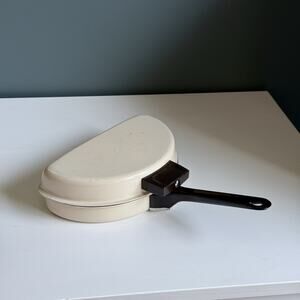Kitchen Pride by Mirro Nonstick Folding Omelet Fry Pan ~ Early '70's Ivory T66